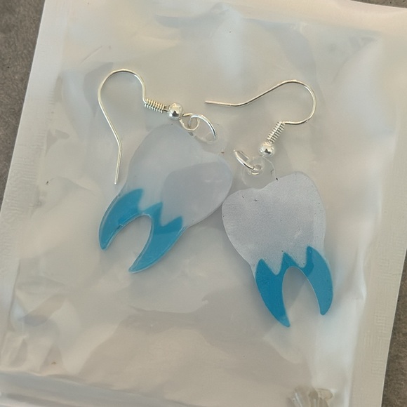 NWT TEETH MOLAR ACRYLIC EARRINGS DENTAL DENTIST DENTAL HYGIENE - Picture 2 of 2